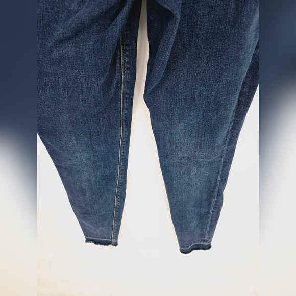 Spanx Distressed Ankle Skinny Raw Hem Jeans 2023 Medium Wash Pull On Medium - Picture 8 of 8